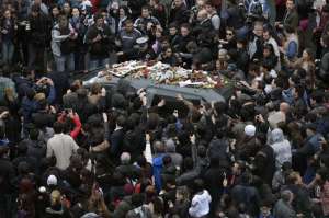 Todos quieren tocar la carroza f&uacute;nebre donde iban los restos del m&uacute;sico.