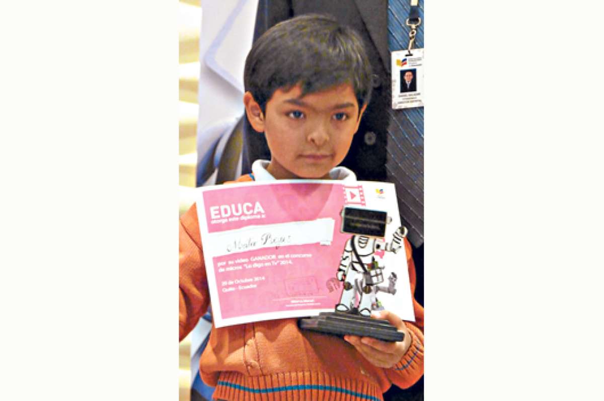 Mateo Reyes de Quito present&oacute; el video sobre los dinosaurios. Lo hizo en solitario y solo ayudado por sus padres, quienes tienen experiencia en comunicaci&oacute;n. Foto: Cortes&iacute;a.