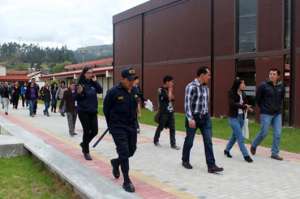 Los estudiantes de varias provincias acudieron ayer a las primeras clases que se desarrollan en la Universidad situada en Javier Loyola. Foto: Diana Vera |  El Tel&eacute;grafo