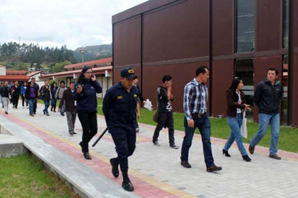 Los estudiantes de varias provincias acudieron ayer a las primeras clases que se desarrollan en la Universidad situada en Javier Loyola. Foto: Diana Vera |  El Tel&eacute;grafo