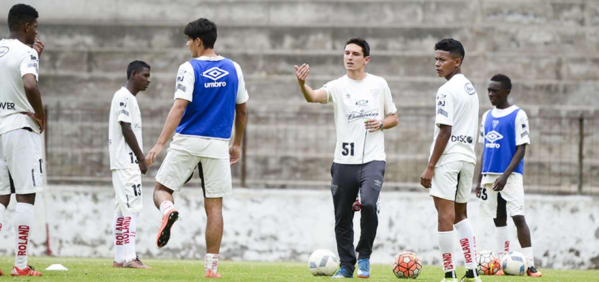 Miguel Bravo en una foto de 2017,  en su primera experiencia como DT con la sub-18 de Liga de Quito. 