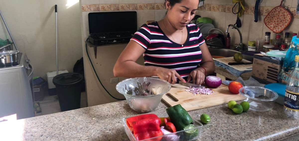 Cinthia utiliza la cocina de su casa para preparar los platos que ofrece por redes sociales. A cada receta le agrega un toque personalizado de sabor.
