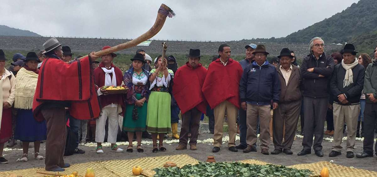 El prefecto Gustavo Baroja y el secretario del Agua, Humberto Cholango, participaron en la ceremonia antes del inicio del llenado de la laguna.