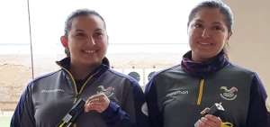 Las ecuatorianas Diana Durango (der.), ganadora de la medalla de oro en la disciplina de tiro deportivo, posa junto a su compatriota Marina P&eacute;rez, que se qued&oacute; con la presea de plata en la misma prueba de los 25 metros pistola.