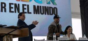 Nicky Jam salud&oacute; al ministro de Turismo, Enrique Ponce de Le&oacute;n y a Roc&iacute;o de Moreno, durante la Feria Nacional