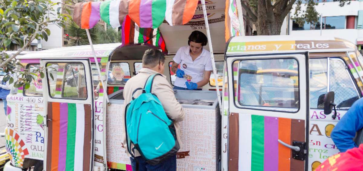 Los camiones de comida ofrecen su servicio hasta bien entrada la noche, lo que provoca malestar entre los residentes del sector comercial y financiero de Quito.