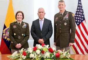 Laura Richardson, comandante del Comando Sur de Estados Unidos, junto a Luis Lara, ministro de Defensa, y  Daniel Hokanson, comandante de la Guardia Nacional de los Estados Unidos. 