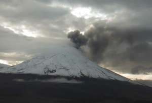 Reportan caída de ceniza del Cotopaxi en Latacunga