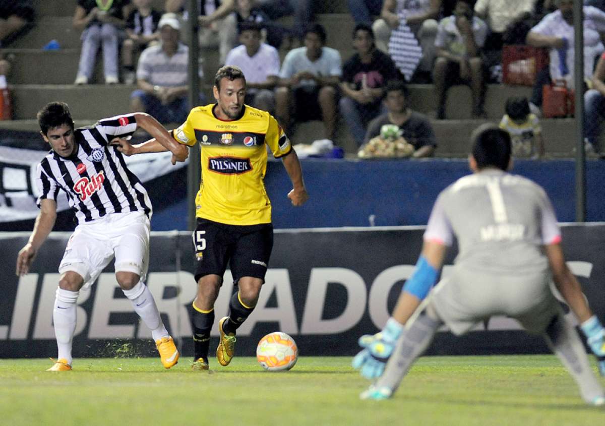 Brahian Alem&aacute;n (c) le gana el bal&oacute;n a Mario Sald&iacute;var (i). El arquero Rodrigo Mu&ntilde;oz (espalda) est&aacute; atento ante el remate del volante de Barcelona. Foto: AFP