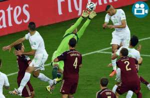 Slimani le dio la clasificaci&oacute;n a Argelia sobre Rusia con un cabezazo ante la mala salida del portero Igor Akinfeev. Foto: AFP