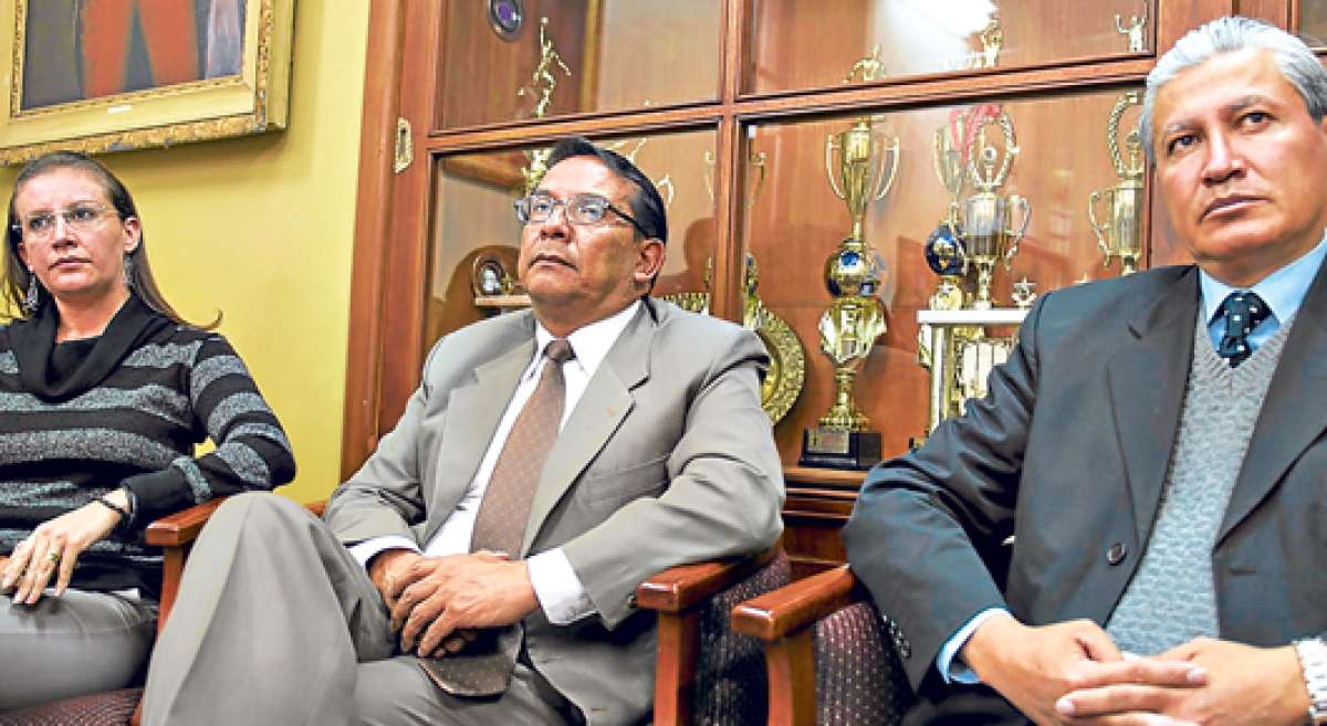 El rector del colegio Jaime Torres (centro) fue ratificado en el cargo e indic&oacute; que algunos padres todav&iacute;a no acuden a explicar el caso de sus hijos. Foto: Marco Salgado / El Tel&eacute;grafo