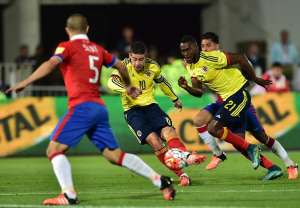 James Rodr&iacute;guez (c) fue el jugador m&aacute;s desequilibrante que tuvo Colombia ante Chile. Foto: AFP