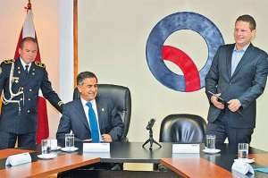 Augusto Barrera y Mauricio Rodas se reunieron oficialmente por primera vez tras los comicios, el pasado 5 de marzo en la Alcald&iacute;a. Foto: JOHN GUEVARA |  El Tel&eacute;grafo