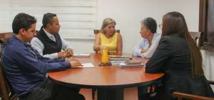 Desde su designaci&oacute;n como vicealcaldesa del cant&oacute;n Rumi&ntilde;ahui, Mar&iacute;a Eugenia Sosa (centro) lidera varias reuniones a favor de su ciudad.