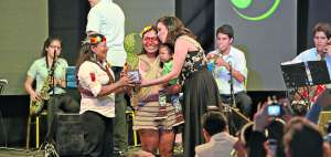 La Asociaci&oacute;n de Mujeres Waorani del Ecuador gan&oacute; el premio en la categor&iacute;a Biodiversidad y Bosques en la gala del pasado viernes en Guayaquil. Miguel Castro / El Tel&eacute;grafo