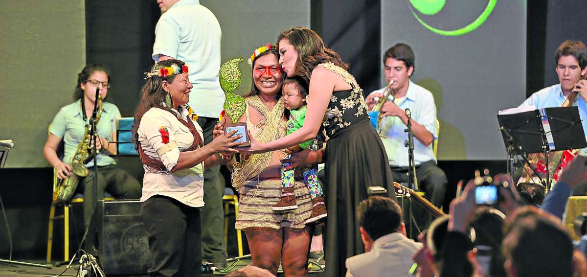 La Asociaci&oacute;n de Mujeres Waorani del Ecuador gan&oacute; el premio en la categor&iacute;a Biodiversidad y Bosques en la gala del pasado viernes en Guayaquil. Miguel Castro / El Tel&eacute;grafo
