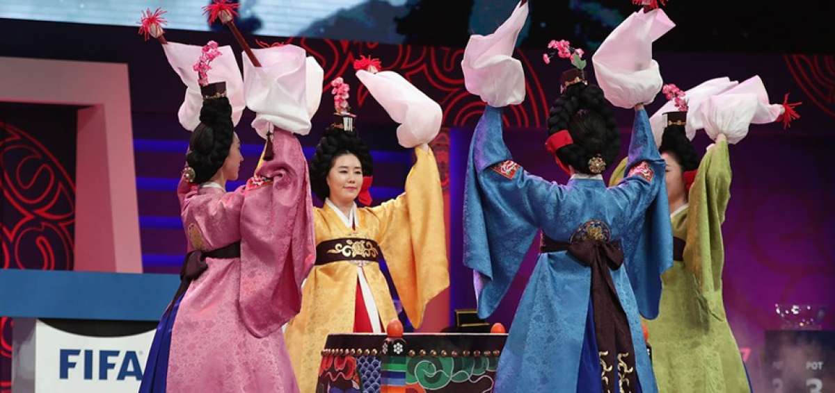 En las calles y centros comerciales de Se&uacute;l, grupos de danza tradicional muestran sus destrezas a los turistas que llegan a Corea del Sur a prop&oacute;sito del Mundial. 