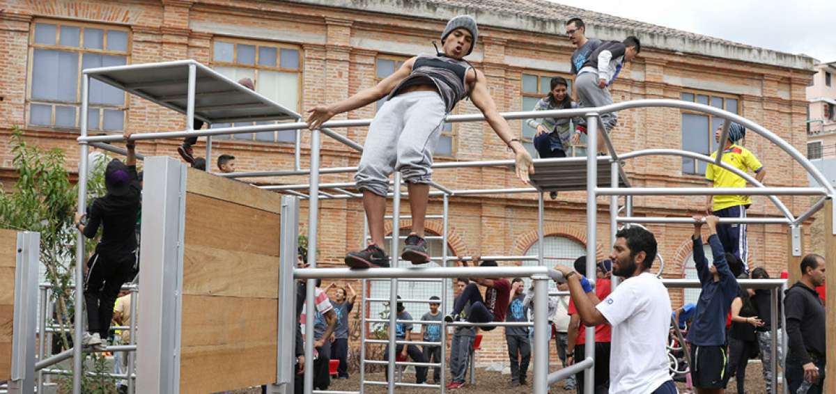 En la parte posterior del CAC hay un patio para practicar parkour. Siempre est&aacute; lleno de visitantes a quienes les agrada entretenerse en el lugar.