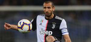 Giorgio Chiellini se lesiona la rodilla derecha y ser&aacute; operado