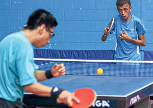 Deportistas con discapacidad f&iacute;sica, intelectual y auditiva  practican tenis de mesa. Foto: Miguel Jim&eacute;nez / El Tel&eacute;grafo