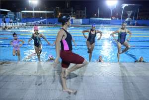 En las primeras clases con Anais Paneque las chicas aprenden a mantenerse a flote con una pierna en alto. Foto: Miguel Castro/ El Tel&eacute;grafo 