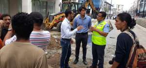 Personal de la ATM dialoga con miembros del colectivo Espacios P&uacute;blicos Libres para que permitan continuar con los trabajos en la plaza. 