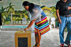 Graciela Calazac&oacute;n deposita su voto en las elecciones de gobernador ts&aacute;chila, realizadas el s&aacute;bado 15 de marzo en las 7 comunas registradas de esta nacionalidad. Foto: ANDRES DARQUEA | El Tel&eacute;grafo