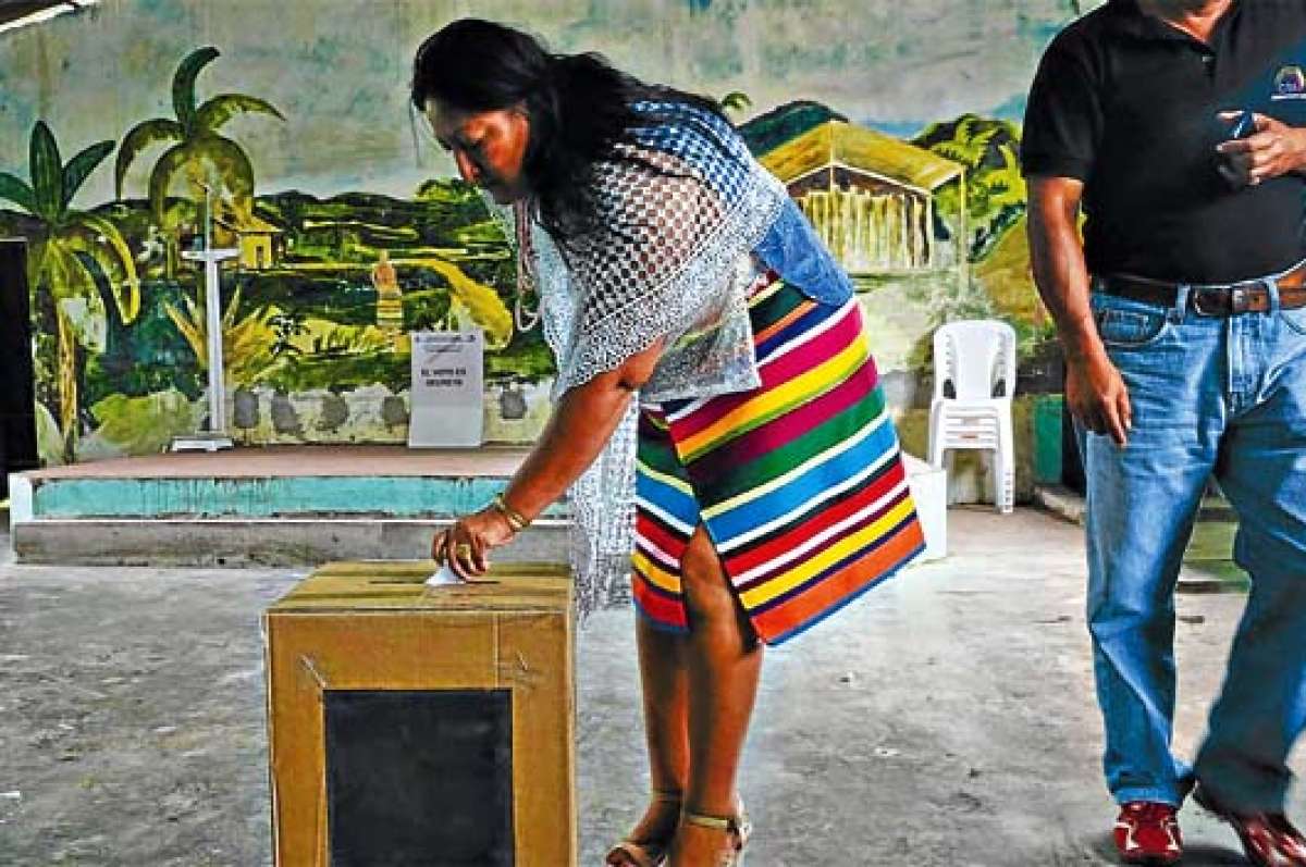 Graciela Calazac&oacute;n deposita su voto en las elecciones de gobernador ts&aacute;chila, realizadas el s&aacute;bado 15 de marzo en las 7 comunas registradas de esta nacionalidad. Foto: ANDRES DARQUEA | El Tel&eacute;grafo