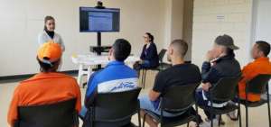 Durante la capacitaci&oacute;n, Mar&iacute;a Emilia Cisneros, directora de Asuntos Internacionales del Ministerio de Justicia, inform&oacute; a las PPL sobre el tr&aacute;mite a realizar en el caso de querer acogerse a este programa.