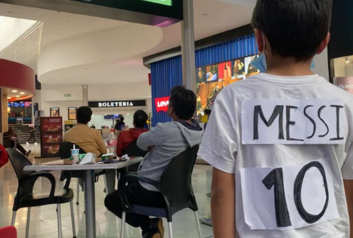 Un niño ecuatoriano se hizo famoso en redes sociales por su versión de la camiseta de Leo Messi. 
