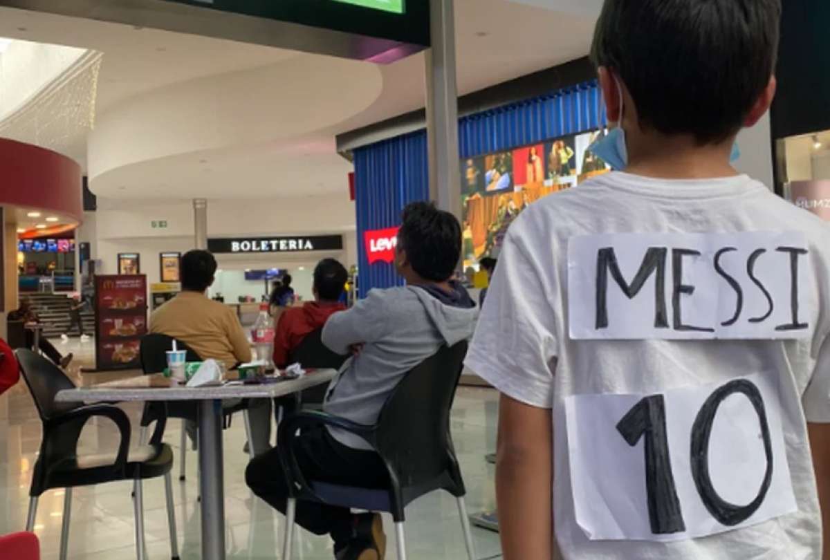 Un niño ecuatoriano se hizo famoso en redes sociales por su versión de la camiseta de Leo Messi.