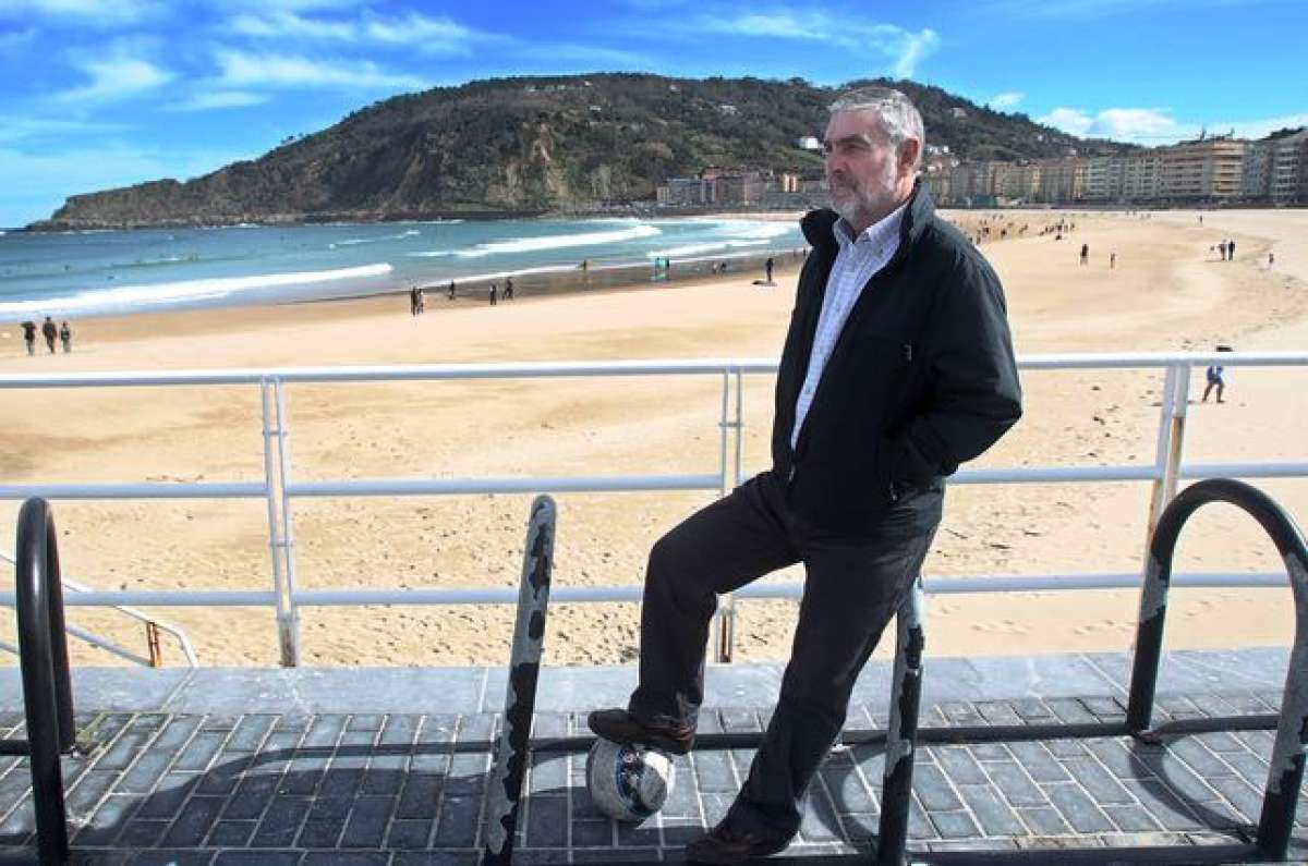 Juan Manuel Bazurco en la playa de La Concha en San Sebasti&aacute;n.