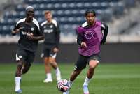 Moisés Caicedo y Andrey Santos durante una práctica en Chelsea