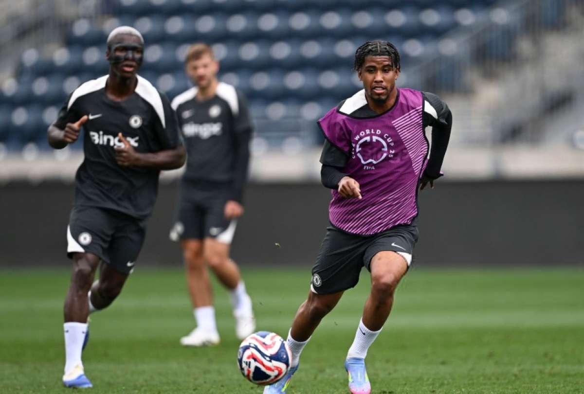 Moisés Caicedo y Andrey Santos durante una práctica en Chelsea