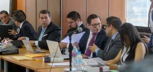 Carlos Alvear (corbata roja) y Fausto Jarr&iacute;n (terno plomo), abogados de Alexis M. y Rafael C., respectivamente, durante la audiencia de ayer.  