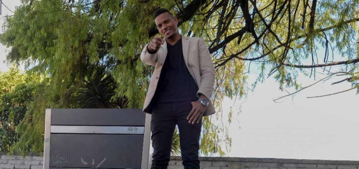 Lele 'El Vocero', la voz de la salsa rom&aacute;ntica, promociona su tema 'Me duele'