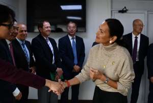 La ministra In&eacute;s Manzano y el presidente ejecutivo de PetroOriental S.A., Ma Wenjie, firmaron el contrato.