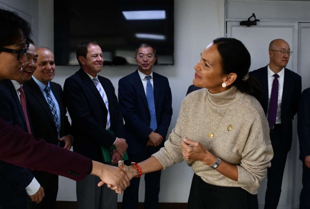 La ministra In&eacute;s Manzano y el presidente ejecutivo de PetroOriental S.A., Ma Wenjie, firmaron el contrato.