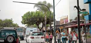 El Municipio coloca los postes, en Urdesa, para que la empresa ganadora instale el sistema.