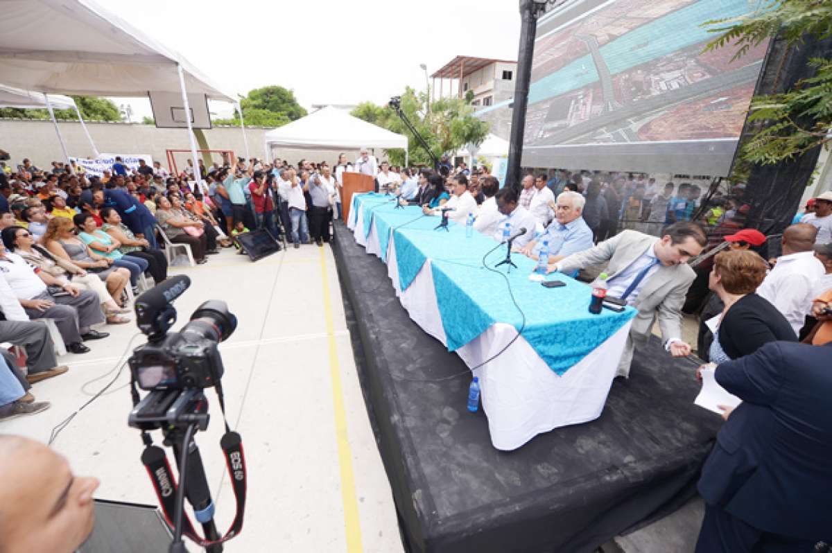 En la asamblea de presentaci&oacute;n de los viaductos hubo barras del alcalde de Guayaquil. Foto: Karly Torres / El Tel&eacute;grafo 