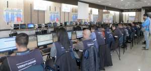 En las instalaciones del excomisariato de las Fuerzas Armadas (Cossfa), al norte de Quito, 100 verificadores trabajan en la revisi&oacute;n de las r&uacute;bricas.