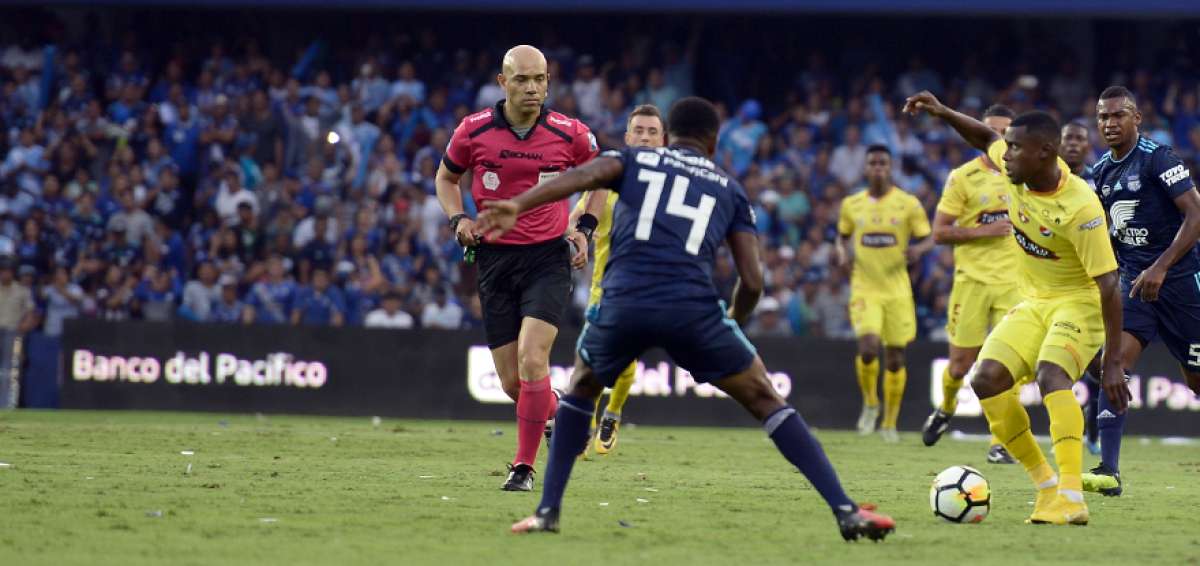 Ponce (rojo) dirigiendo el Cl&aacute;sico del Astillero, programado a las 19:00 del domingo 9 de septiembre.