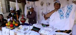 Las telas las consiguen en Quito, mientras que los hilos y cordones los compra en Otavalo.