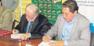 El rector de la Espol, Sergio Flores (i), y el prefecto de Los R&iacute;os, Marco Troya, firmaron el acuerdo en Guayaquil. Foto: Juan Carlos Holgu&iacute;n / El Tel&eacute;grafo
