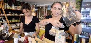 La atenci&oacute;n es personalizada, su due&ntilde;a, Paula Molina, a la derecha, es quien aconseja qu&eacute; se podr&iacute;a comprar de acuerdo a los intereses de qui&eacute;n visita la tienda. 