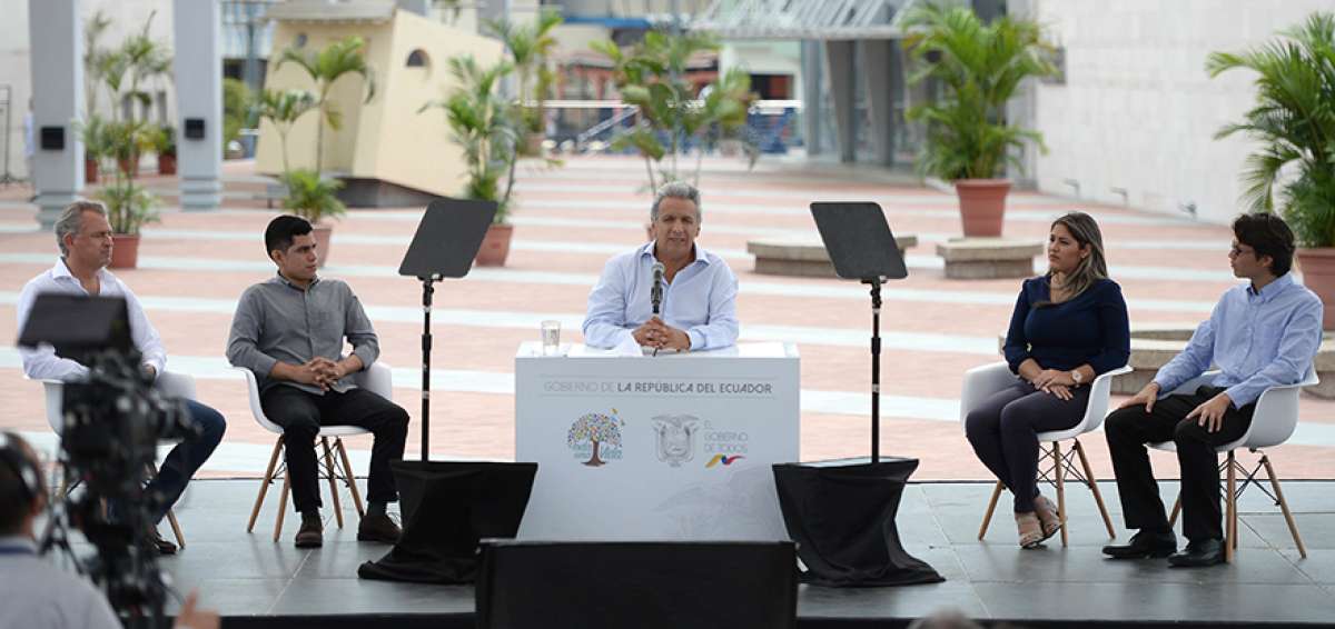 GUAYAQUIL. El presidente Len&iacute;n Moreno (centro) escuch&oacute; los testimonios de los j&oacute;venes beneficiarios de cr&eacute;ditos.