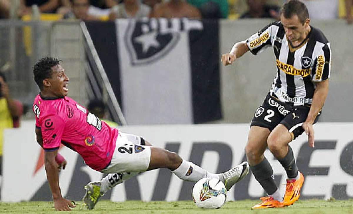 El futbolista de Independiente, Fernando Guerrero (izquierda), disputa el bal&oacute;n con Lucas, del Botafogo, en el estadio Maracan&aacute;. Foto: EFE