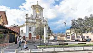 La plazoleta y la iglesia  fueron los sitios para la devoci&oacute;n de sus habitantes. En &eacute;pocas de fiestas se reun&iacute;an para celebrar sus tradiciones con oraciones, m&uacute;sica y fuegos artificiales. Fotos: Jos&eacute; Luis LLivisaca |  El Tel&eacute;grafo