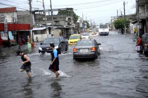 En el Suburbio de Guayaquil varias calles quedaron anegadas tras la fuerte lluvia que soport&oacute; la ciudad por cerca de cuatro horas. Foto:  Karly Torres / El Tel&eacute;grafo