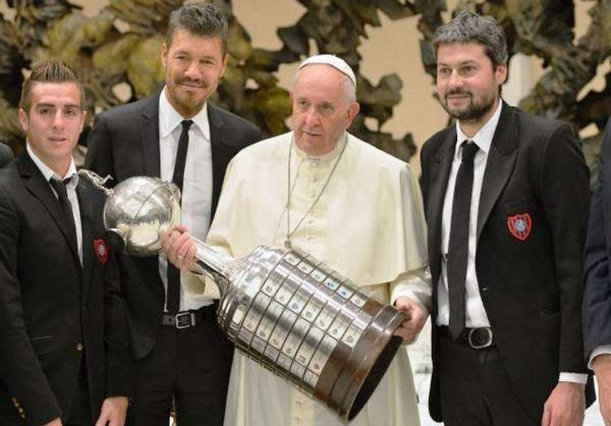 El Papa Francisco levant&oacute; la Copa Libertadores al recibir a la delegaci&oacute;n del club San Lorenzo argentino. Foto: Tomada de @SanLorenzo